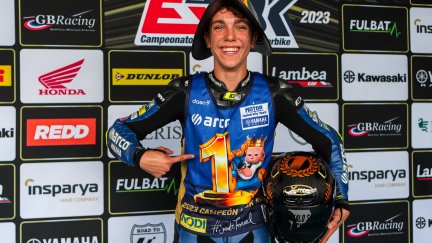 Gonzalo Sánchez celebra su título de campeón de España en Supersport 300cc.