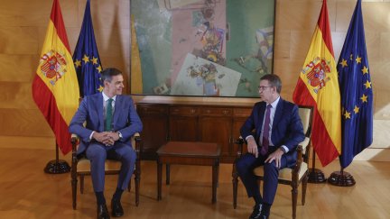 Según el CIS, si se celebraran hoy elecciones generales, PSOE y PP empatarían, con una ligera ventaja para los socialistas. / EFE
