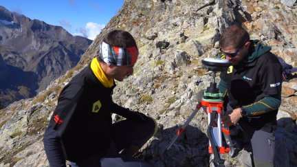 Un GPS de precisión centimétrica es la herramienta principal para medir la altitud de los picos.
