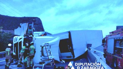 Estado en el que ha quedado el camión siniestrado. / DPZ