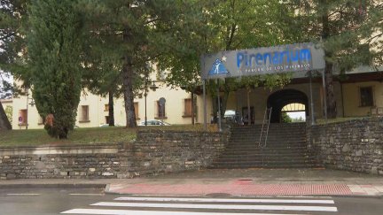 Albergue Pirenarium, en Sabiñánigo, donde han llegado 145 inmigrantes.