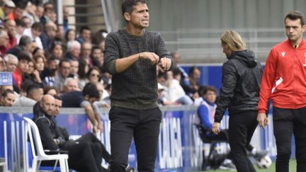 Antonio Hidalgo da instrucciones a sus jugadores durante el duelo ante el Elche.