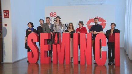 Paula Ortiz con los protagonistas de 'Teresa' en la Seminci de Valladolid.