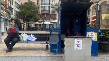 José Antonio, junto a su puesto de castañas en la calle Alfonso de Zaragoza.