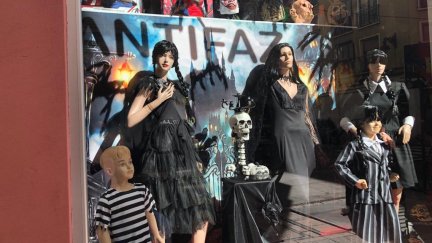 Escaparate de la tienda Antifaz de Zaragoza para Halloween 2023.