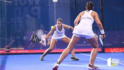 Mapi y Majo Sánchez Alayeto, durante un punto de su partido de este miércoles.