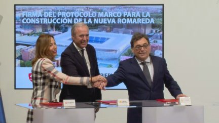 Natalia Chueca, Jorge Azcón y Raúl Sanllehí, durante la firma del acuerdo.