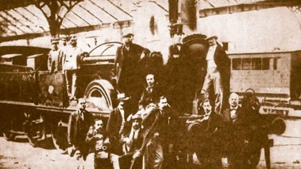 Imagen del primer tren que recorrió las vías en España