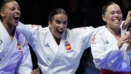 Raquel Roy celebra junto a María López y Gema Morales el bronce Mundial. Foto: RFEK