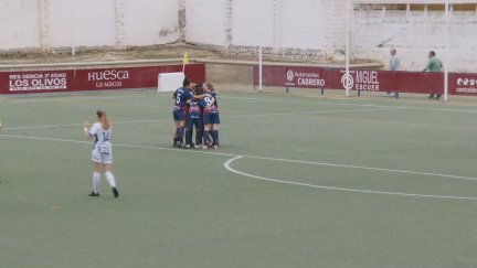 Las jugadoras de la SD Huesca celebran el gol de Akane.