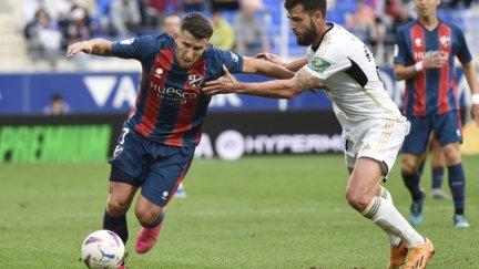 Gerard Valentín trata de llevarse el balón en un lance del partido.