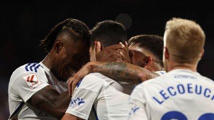 Los jugadores del Real Zaragoza celebran un gol.