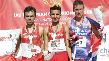 Alberto Puyuelo, en la izquierda, tras proclamarse subcampeón de Europa de 50K.