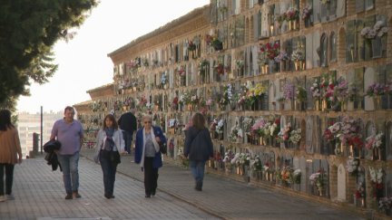 Varias personas en el cementerio de Torrero (Zaragoza).