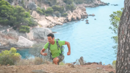 El 'rucking' o la forma de andar deprisa con una mochila con sobrepeso. / Canva
