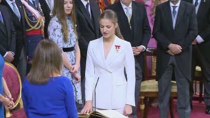 La princesa Leonor jurando la Constitución.