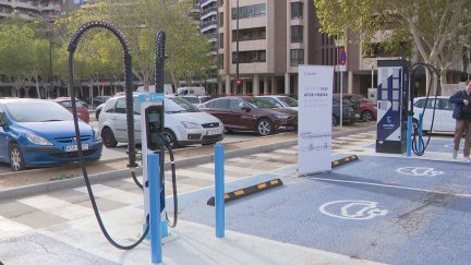 Los nuevos puntos de recarga públicos instalados en camino de Las Torres.