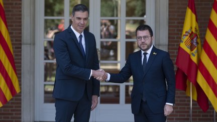 El presidente del Gobierno en funciones, Pedro Sánchez, y el de la Generalitat, Pere Aragonés, a su llegada a una reunión en La Moncloa. / Europa Press.