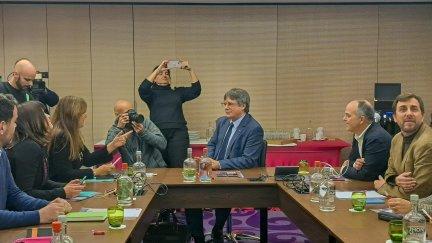 Puigdemont y la cúpula de JxCat en Bélgica para decidir sobre un acuerdo con el PSOE. / EFE
