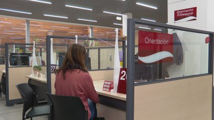 Una persona es atendida en las oficinas del Inaem.