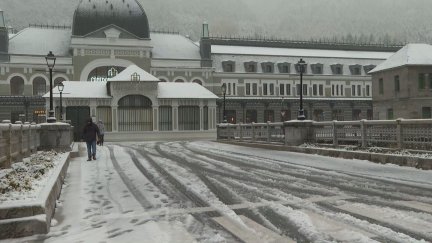 Canfran Estación ha amanecido cubierto de nieve.