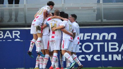 Los jugadores de la SD Huesca celebran un gol en Lezama.