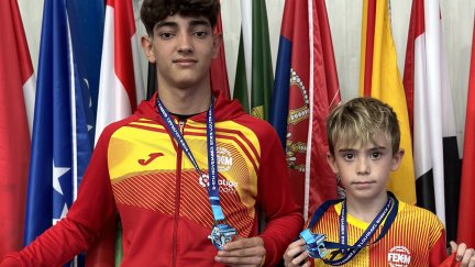 Sergio Pinilla y Cristian Bernal posan con sus medallas de los Campeonatos del Mediterráneo de muay thai.