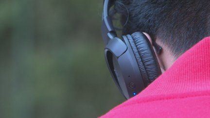 Más de la mitad de los jóvenes utiliza los auriculares más de tres horas al día.