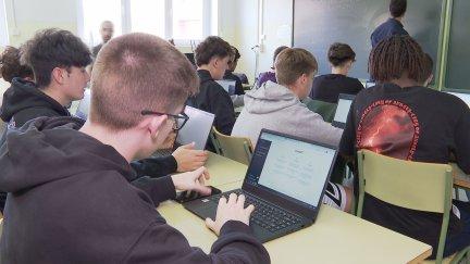 Alumnos durante una clase de FP.
