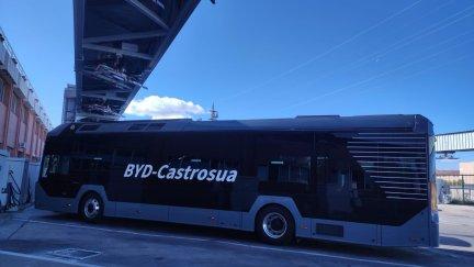 Vehículo que circulará en pruebas esta semana por la línea 38, sin pasajeros. / Avanza