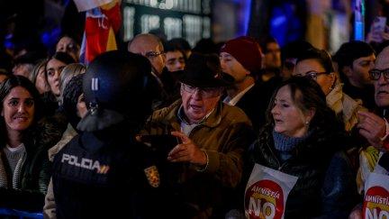 Varias personas durante una concentración en contra de la amnistía, frente a la sede del PSOE en la calle Ferraz de Madrid./ Europa Press