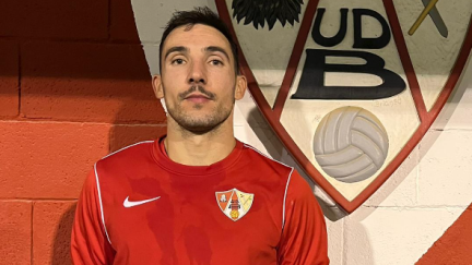 Eduardo Mingotes posa con los colores de su nuevo club. Foto: UD Barbastro