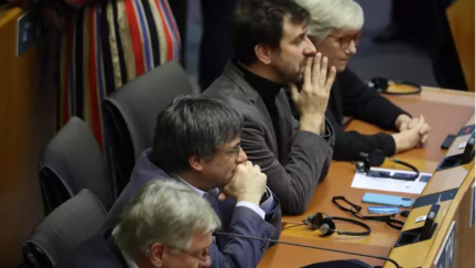 El exconseller y eurodiputado de Junts Toni Comín (segundo por la derecha) y el expresidente de la Generalitat, Carles Puigdemont (segundo por la izquierda), durante un pleno en el Parlamento Europeo. / Europa Press
