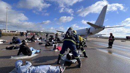 El ejercicio ha simulado el accidente de un avión con 81 personas a bordo, de los que 74 eran pasajeros y siete tripulantes. / AENA