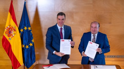 El presidente del Gobierno en funciones y candidato a la reelección, Pedro Sánchez, y el presidente del PNV, Andoni Ortuzar. / Europa Press