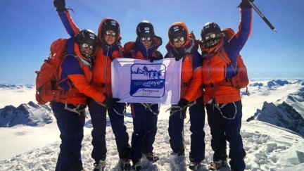 La turolense Laura Villa, la cuarta por la derecha, junto con el resto de integrantes del Reto Pelayo Vida, en la montaña Cerro de Gorra Blanca en La Patagonia