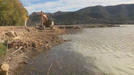 Las maquinas ya retiran los lodos de Ribarroja