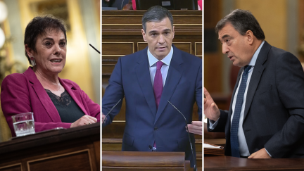La portavoz de EH Bildu, Mertxe Aizpurúa (izq), el candidato a la investidura, Pedro Sánchez, (centro) y Aitor Estéban, portavoz del PNV (dcha).