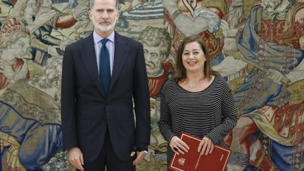 El rey Felipe VI recibe a la presidenta del Congreso, Francina Armengol, este jueves, en el Palacio de la Zarzuela de Madrid. / EFE/Francisco Gómez