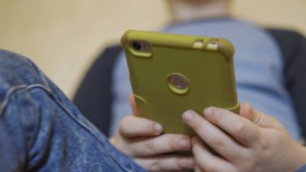 Los mayores de 14 años deben dar personalmente su consentimiento para la intromisión de sus padres o tutores en sus comunicaciones.