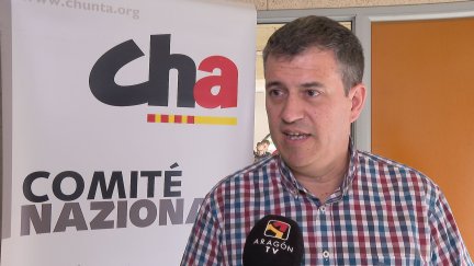 Joaquín Palacín, presidente de CHA, antendiendo este sábado a Aragón TV.