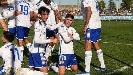 Pablo Cortés celebra con sus compañeros el primer gol del partido.