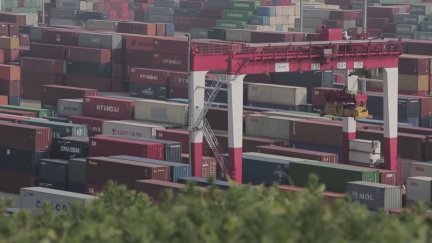 Contenedores en un muelle de carga.