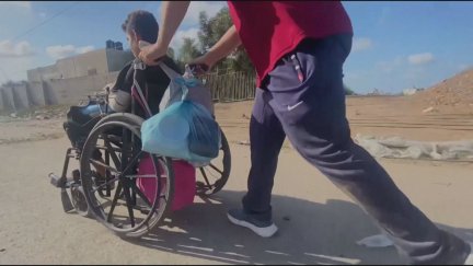 Un paciente es evacuado de Gaza.