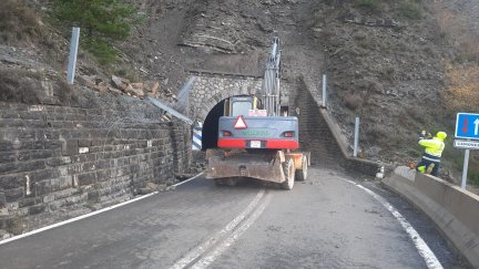 Desprendimiento de rocas en la boca del túnel de Gavín. / Delegación del Gobierno en Aragón.