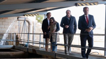 El presidente del Gobierno de Aragón, Jorge Azcón, visita la estación de agua potable de Tarazona (Zaragoza). / Fabián Simón