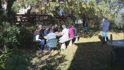 Los padres de los alumnos del colegio cerrado de Caneto se han reunido este martes con representantes de Educación.