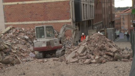 Las máquinas trabajando en la calle San Francisco de Teruel.