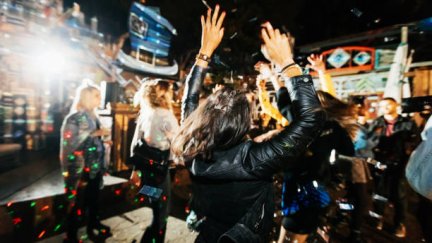 Algunos locales ya tienen todo reservado para celebrar el nuevo año. / Getty Images