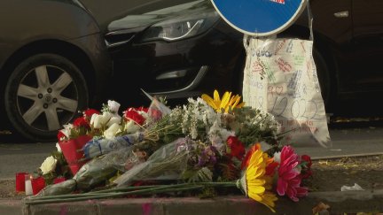 Flores en recuerdo de Mario en el tramo en el que tuvo lugar el accidente.